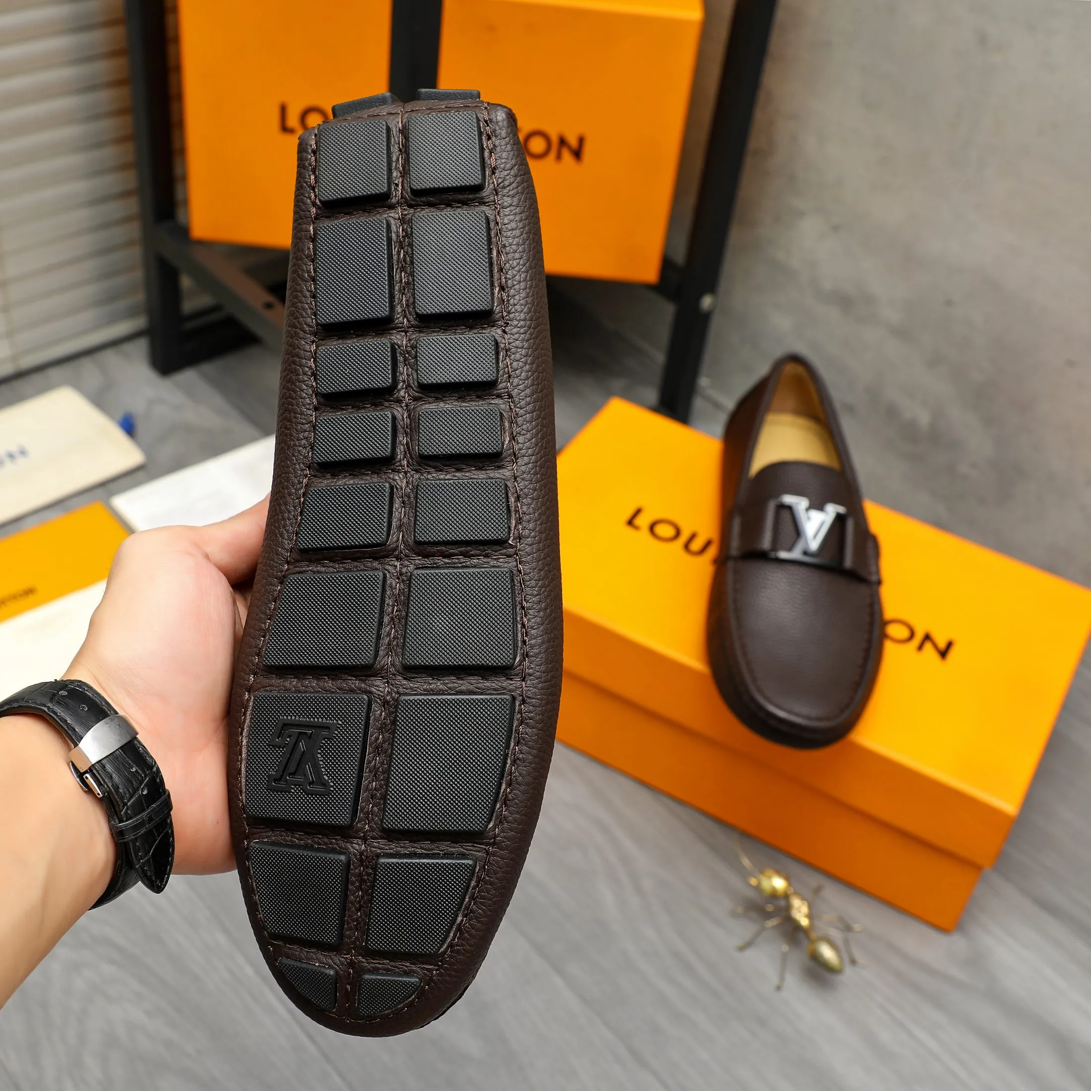 Men's shoes 💰420 Product trademark: LV "Louis Vuitton" casual slip-on shoes Regular size: 38-46 (45.46 custom-made, non-returnable) Product materials: Selected pebbled cowhide upper, sheepskin lining, original rubber outsole